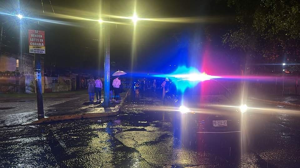 ¡Vivamos las tradiciones con seguridad! 🥳👮🏽‍♂️

🚔Vialidad Municipal de la <a href="/SSC_Cholula/">Secretaría de Seguridad Ciudadana</a> abandera el paso a participantes del tradicional "Desfile de Animeros", realizado por calles de #SanPedroCholula.

👇🏽 Consulta el recorrido y toma vías alternas: bit.ly/48qxvDr