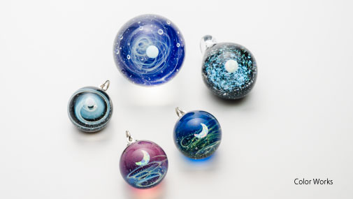 lampwork_museum's tweet photo. ☆-WEBSHOP作品掲載のお知らせ-☆
〇Color Works
ガラスの透明感を活かした幻想的なペンダント、マーブル作品多数。
https://t.co/OnRVk6NOXi
当館またはWEBSHOPにて販売中!
#ColorWorks #宇宙 #ペンダント #マーブル #KOBEとんぼ玉ミュージアム #神戸観光 https://t.co/StBndALZ0H