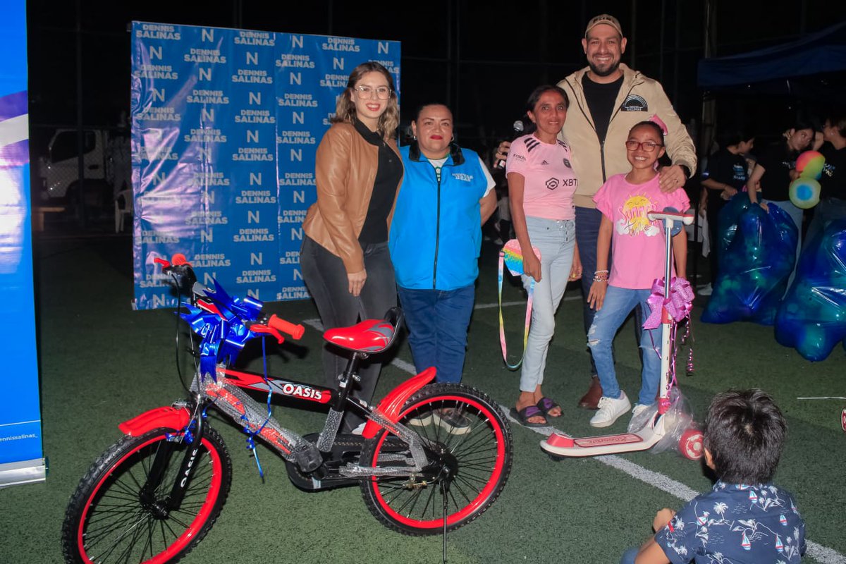 DennisSalinas_'s tweet photo. 📍 Colonia La Chacra, SS. 

Hoy cerramos el mes de la niñez con una gran fiesta en la que entregamos juguetes, disfrutamos de un show de la Banda Musical INCO, luces y muchas rifas. Ver las sonrisas de estos niños y niñas nos llena de esperanza y orgullo por el país que estamos construyendo.  

Gracias a la paz que vivimos, en El Salvador hoy disfrutamos juntos, en libertad y sin miedo. 

¡Este es el camino! 

#ElSalvador #SanSalvador