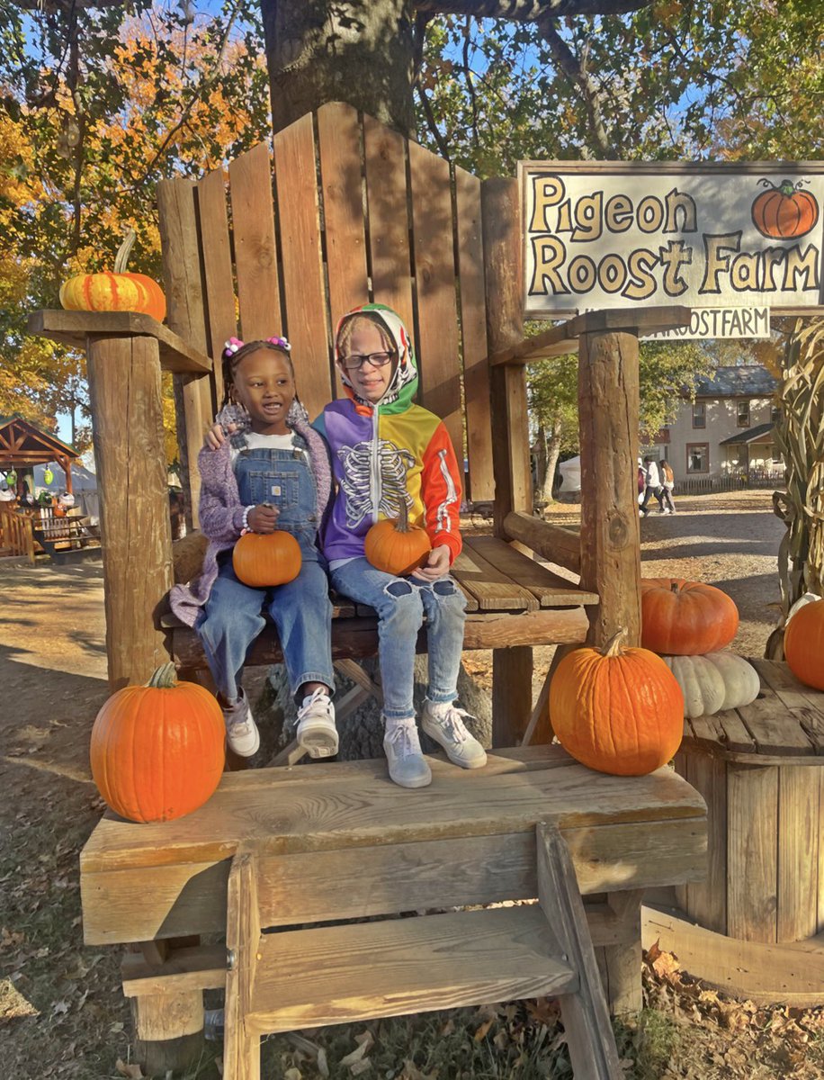 MessiahsMadre's tweet image. To my kids:
Loving you, is healing me 💛✨️

#PumpkinPatchfun🎃🍭🍎🍿
