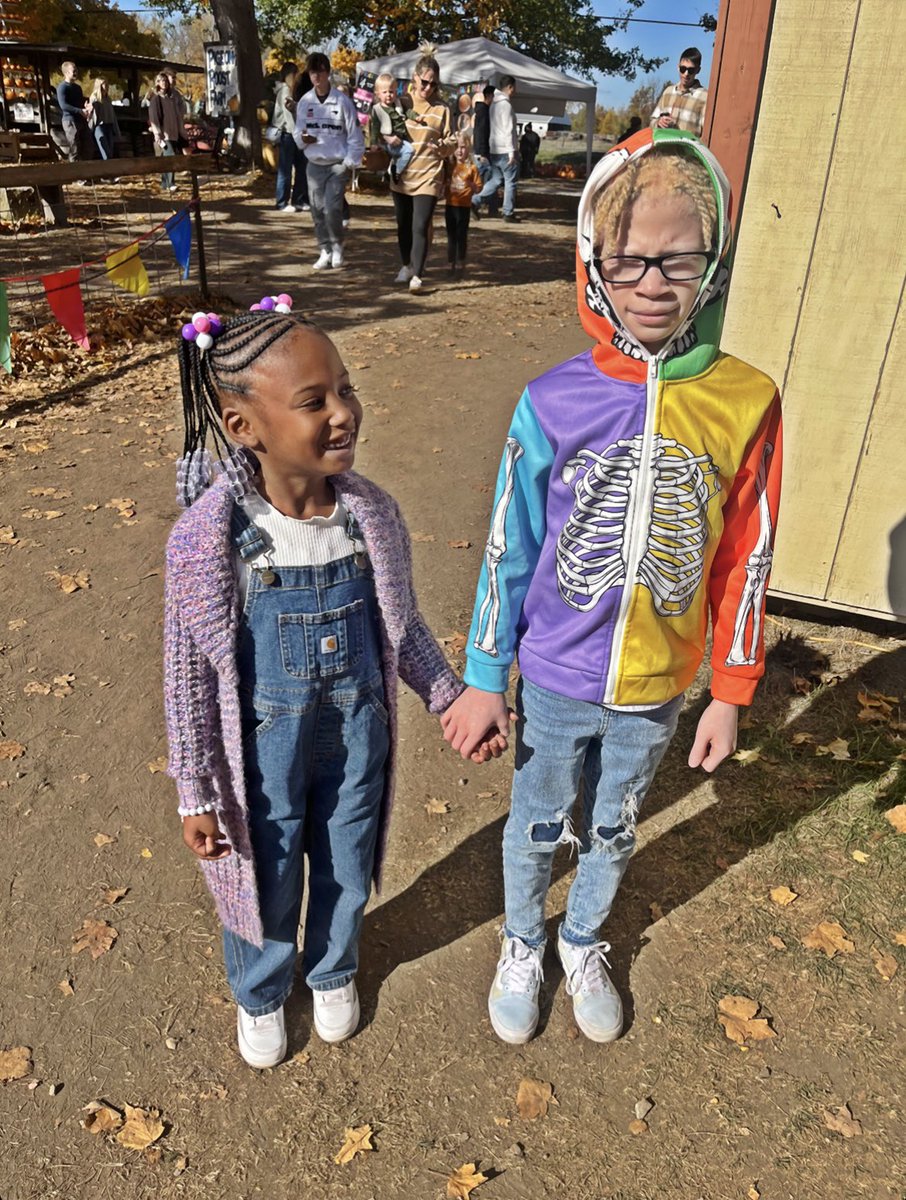 MessiahsMadre's tweet image. To my kids:
Loving you, is healing me 💛✨️

#PumpkinPatchfun🎃🍭🍎🍿