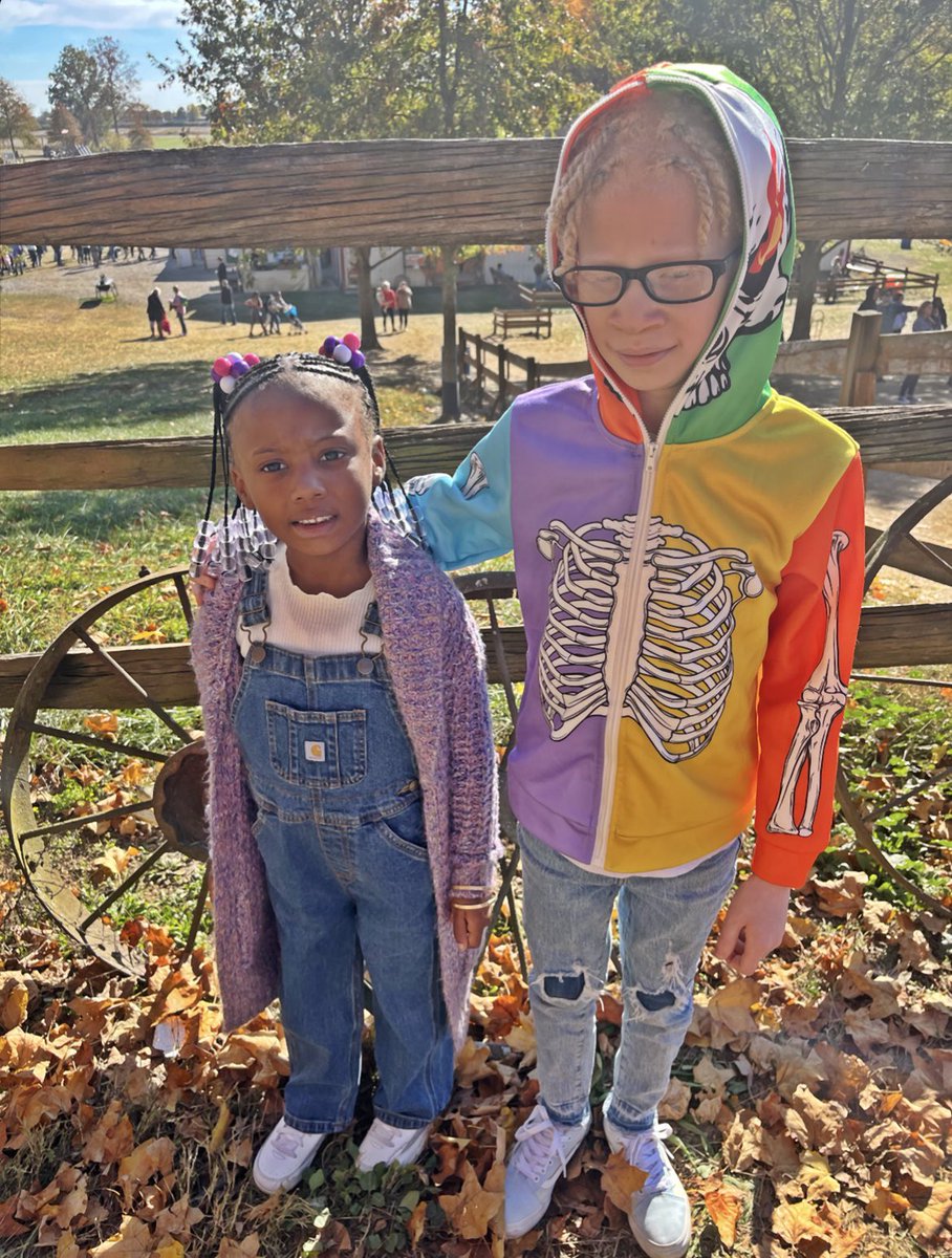 MessiahsMadre's tweet image. To my kids:
Loving you, is healing me 💛✨️

#PumpkinPatchfun🎃🍭🍎🍿