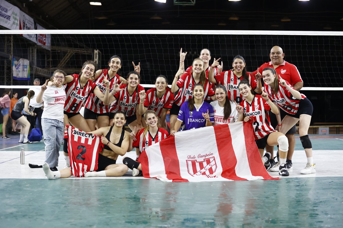 JuanLunajp66's tweet photo. Un nuevo título en Vóley para la Gloria: #Instituto 🇦🇹 venció 3-0 en su casa a Atenas y se quedó con la Copa de Oro de la Liga de Honor. https://t.co/31OUTe600e