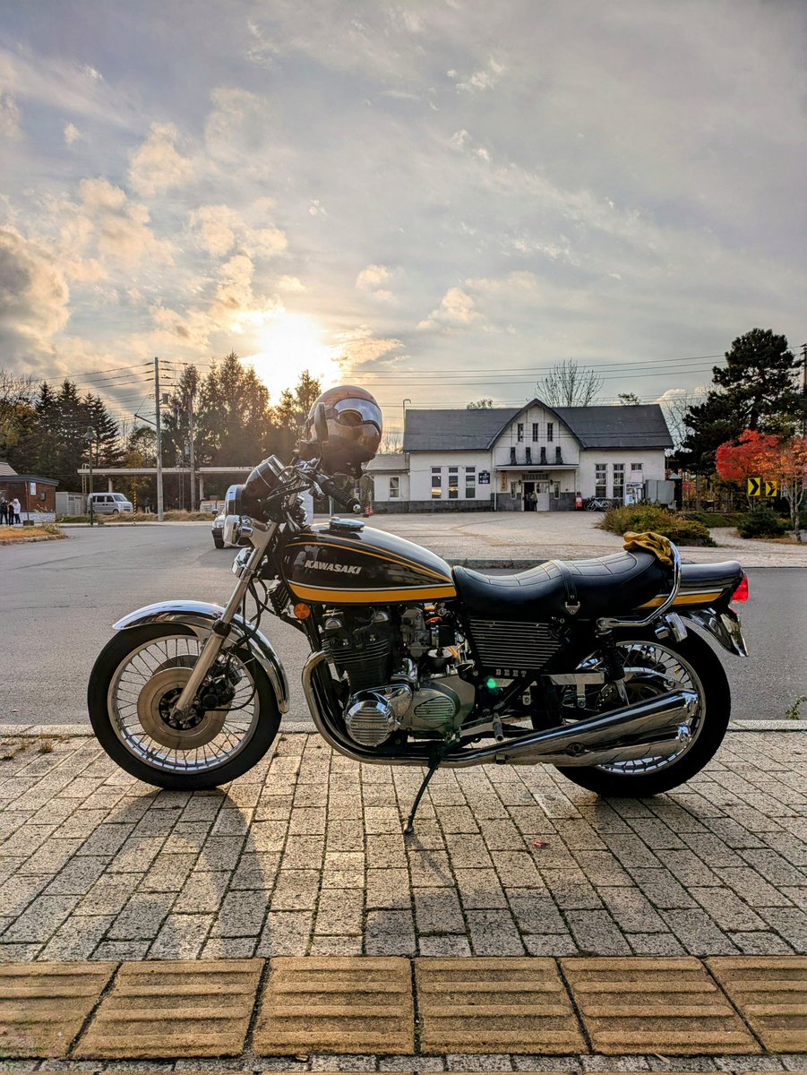 カッコいいバイクと大沼公園駅を夕日が照らす最高の時間
#Z2 #夕日が眩しいぜ
