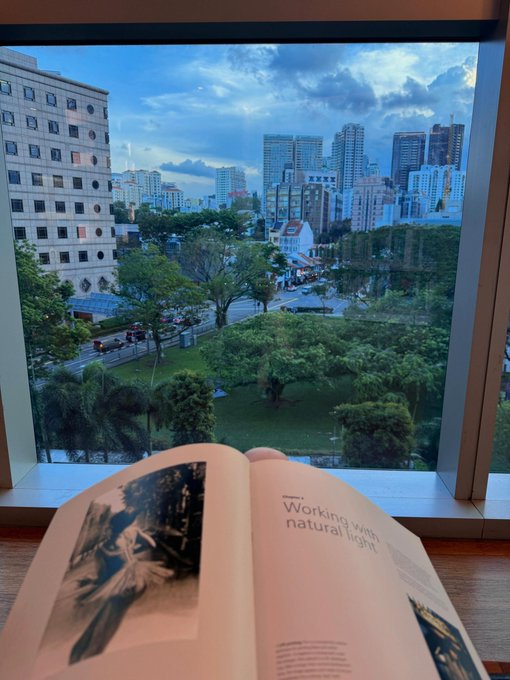 조용한 오후를 독서로 보냈던 작은 도서관.