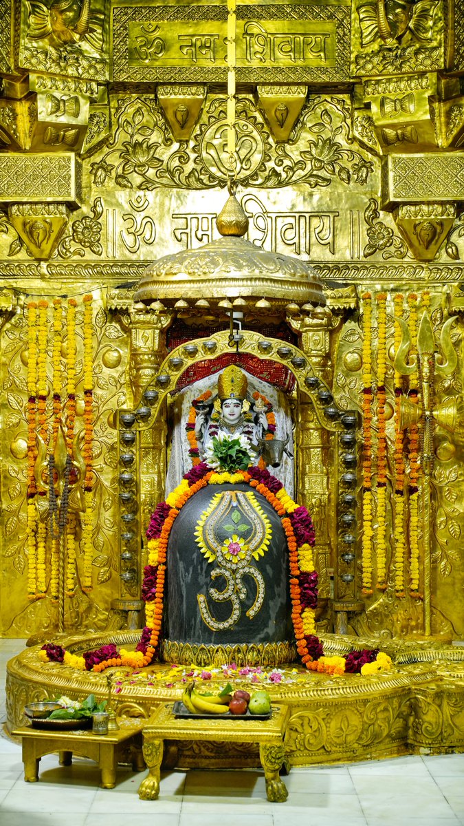 Somnath_Temple's tweet image. श्री सोमनाथ महादेव मंदिर,
प्रथम ज्योतिर्लिंग - गुजरात (सौराष्ट्र)
दिनांकः 28 अक्टूबर 2024, आश्विन कृष्ण एकादशी एवं द्वादशी - सोमवार
प्रातः श्रृंगार
10245939
#somnath #mahadev #shivji
#bhakti #somnathlivedarshan #somnathtemple