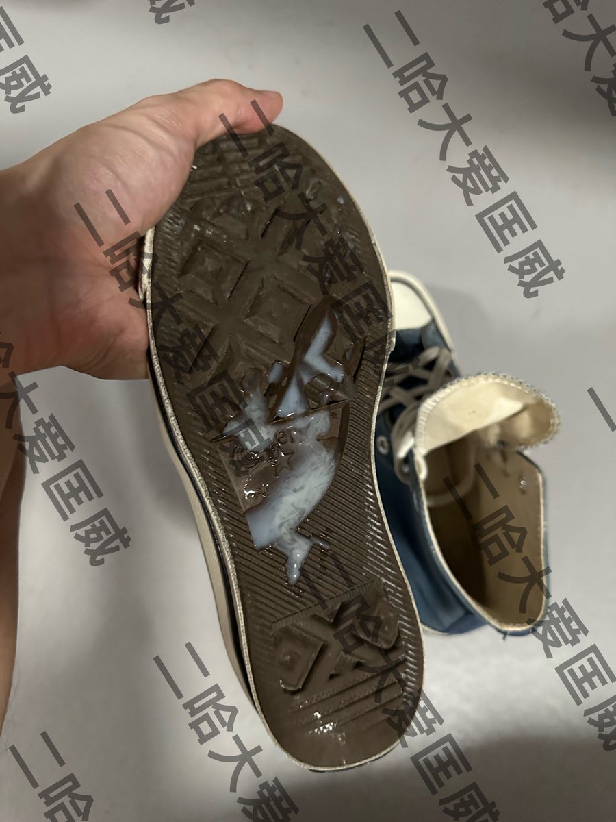 第四更，十双鞋要更新完还真是有点累哈哈哈哈哈，每双鞋的味道都很好
#匡威 #打胶 #射鞋