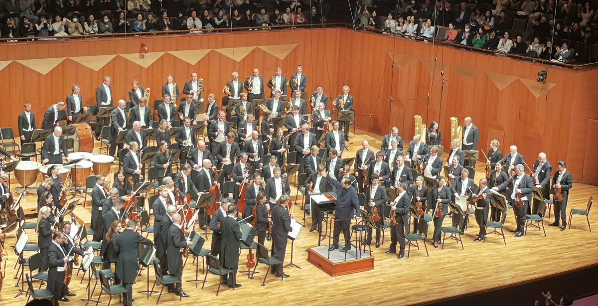 November522's tweet image. 빈필과 조성진 공연에 관한 전문가적인 훌륭한 관람평들에 감사한 마음. 나의 소박한 후기는 그저 그의 연주는 절제되고 명징한 음색과 함께 시공간을 함께 느끼게 해주었다는 것과 빈필의 영웅의생애는 한 편의 드라마같이 생생하게 서사가 다가왔다는 것. 행복했던 밤