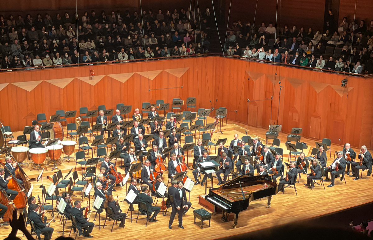 November522's tweet image. 빈필과 조성진 공연에 관한 전문가적인 훌륭한 관람평들에 감사한 마음. 나의 소박한 후기는 그저 그의 연주는 절제되고 명징한 음색과 함께 시공간을 함께 느끼게 해주었다는 것과 빈필의 영웅의생애는 한 편의 드라마같이 생생하게 서사가 다가왔다는 것. 행복했던 밤