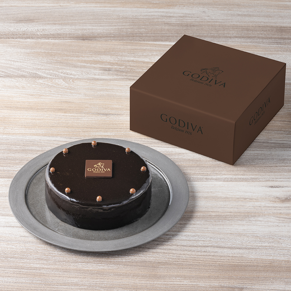 Godiva_JPN's tweet photo. 「ゴディバ チョコレートティラミス​」と「ゴディバ チョコレートホールケーキ」を10月28日より販売❄
▶https://t.co/afHqI5aEQV

🤎ゴディバ チョコレートティラミス​
ゴディバのシェフがチョコレートの味わいを生かして作り上げたティラミス。
マスカルポーネムースの濃厚な甘み、コーヒーシロップを染みこませたビターなカカオビスキュイ、甘みと苦みのバランスが良いダークチョコレートガナッシュを重ね合わせました。​

🤎ゴディバ チョコレートホールケーキ
しっとりとした食感のジェノワーズショコラとダークチョコレートを使用したガナッシュモンテショコラを重ね、ムースショコラで包みこみました。
くちどけの良い滑らかな食感ながらも、濃厚な味わいを楽しめるチョコレートケーキです。

ホリデーシーズンのパーティーや、大切な人のお祝いにゴディバのチョコレートケーキをぜひお楽しみください💁‍♀️