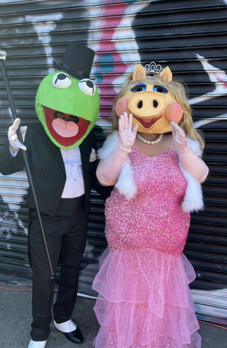 mishadoodle's tweet photo. our best costumes yet 🐽🐸 https://t.co/wV0RcSZEwx