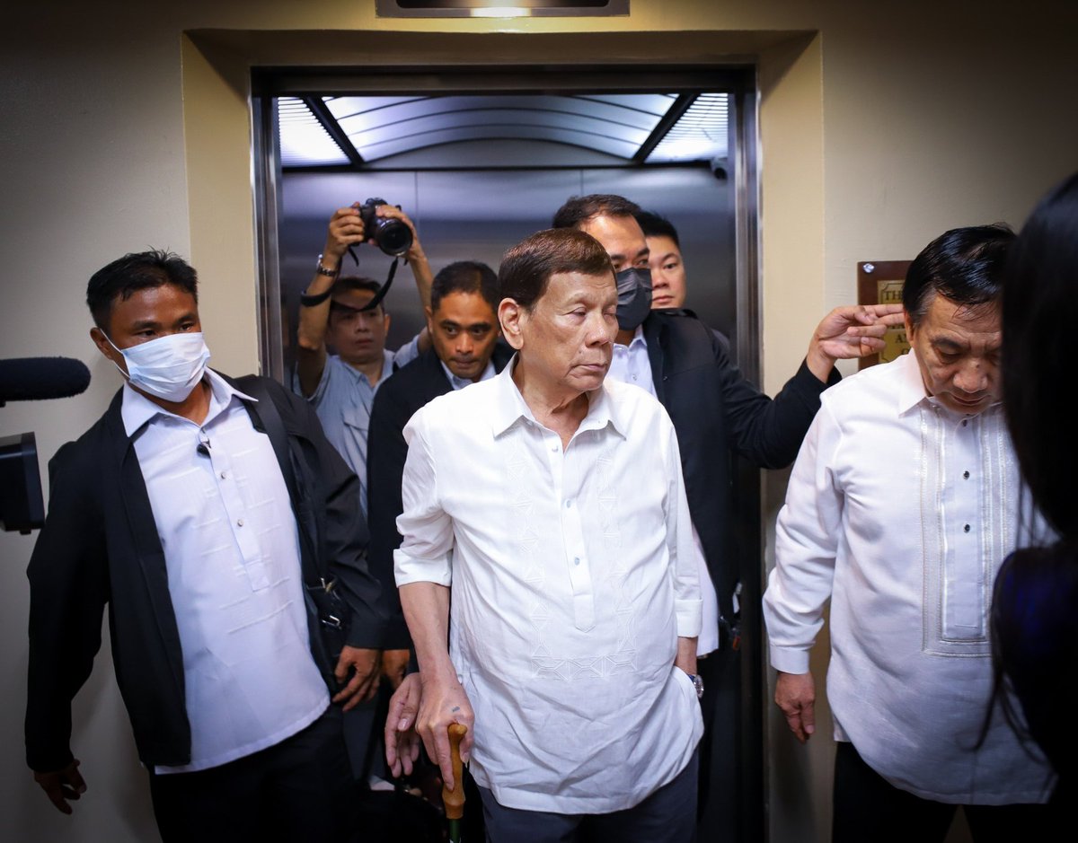 TINGNAN: Pagdating ni dating Pangulong Rodrigo Duterte sa Senado kung saan haharap ito ngayon sa pagdinig tungkol sa war on drugs na isasagawa ng Senate Blue Ribbon Committee. <a href="/DZXL_News/">DZXL News</a>

📷 SENATE PRIB