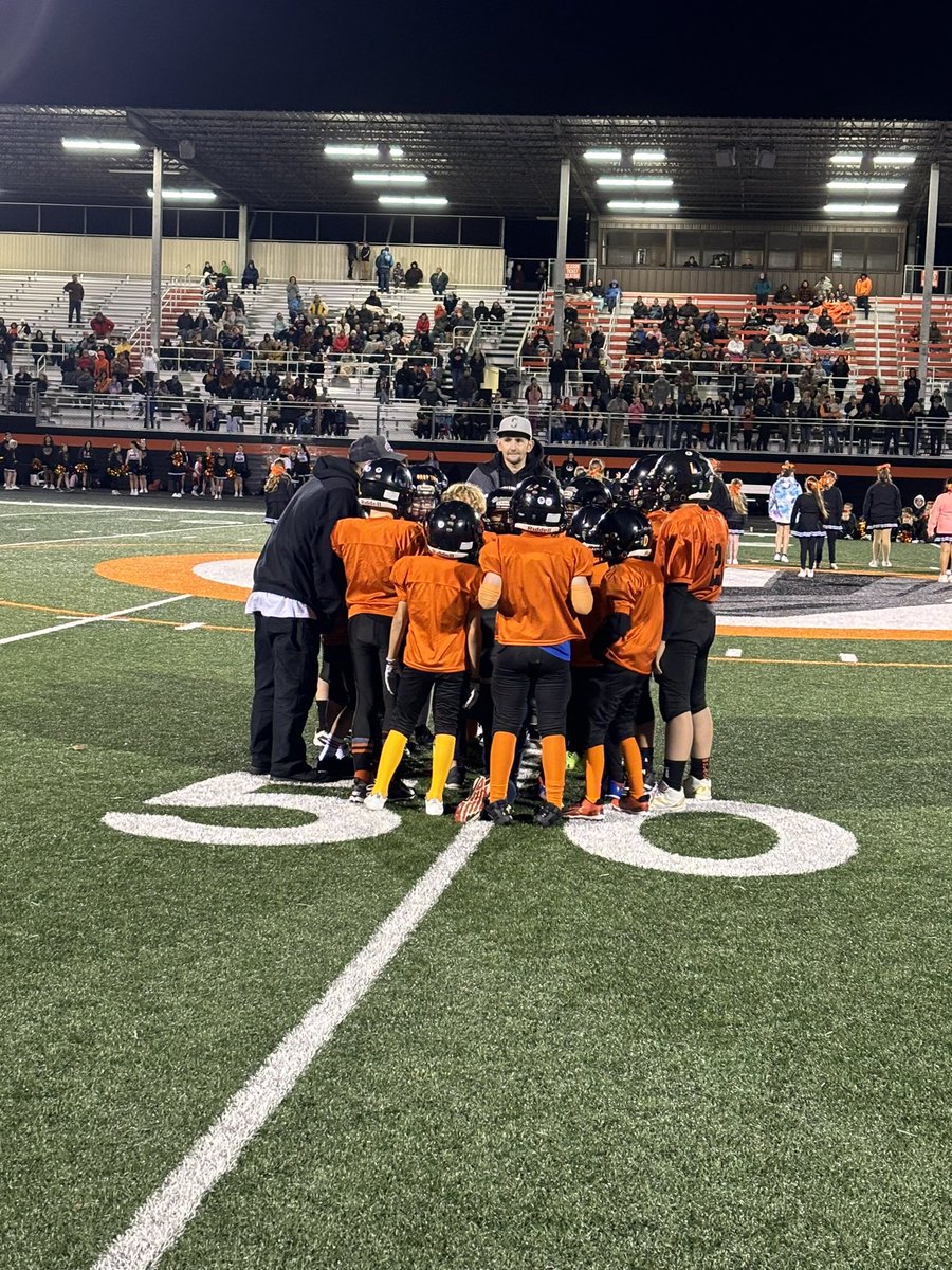 CoachOlson_'s tweet photo. Blaine Youth Football under the lights! Blaine Orange 8 Blaine Black 6 at the half. #goborderites https://t.co/YcdTW2VcYP