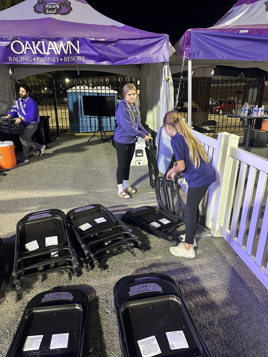 RyanMHolloway's tweet photo. Working in sports Dad tip: put your kids to work on gameday. #UnpaidInterns https://t.co/1sBQ5D81ff