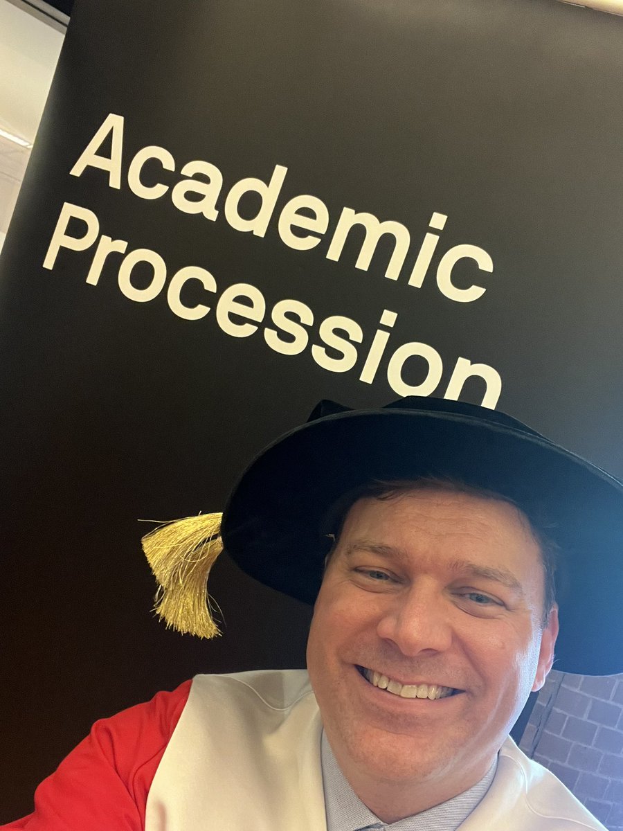 <a href="/UTS_Health/">UTS Health</a> Chancellor’s List Recipient - an amazing honour made only possible by so many; most of all family, friends, <a href="/SEastSydHealth/">SESLHD</a> and cracking great supervisors, Professors @MargFry and Doug Elliott!