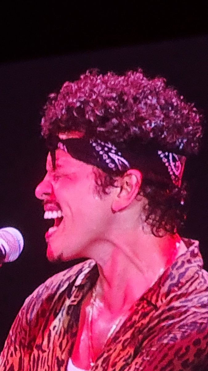 jpneumann's tweet photo. Show do Bruno Mars em Brasília. Muito bom!!! 🎸 https://t.co/p0K33Ckz32