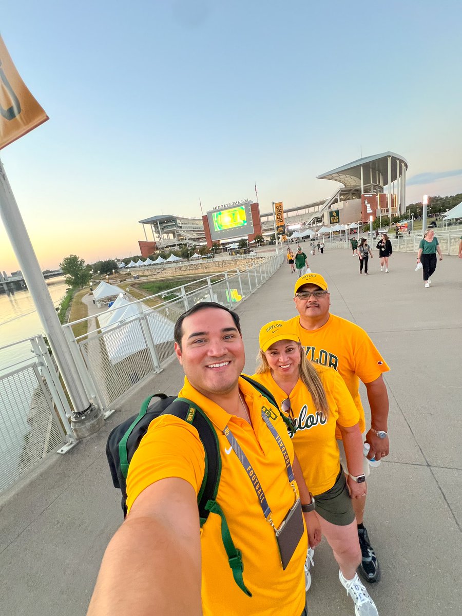 CodySoto's tweet image. Overall great #BaylorHomecoming weekend 🐻⛵️

#SicEm