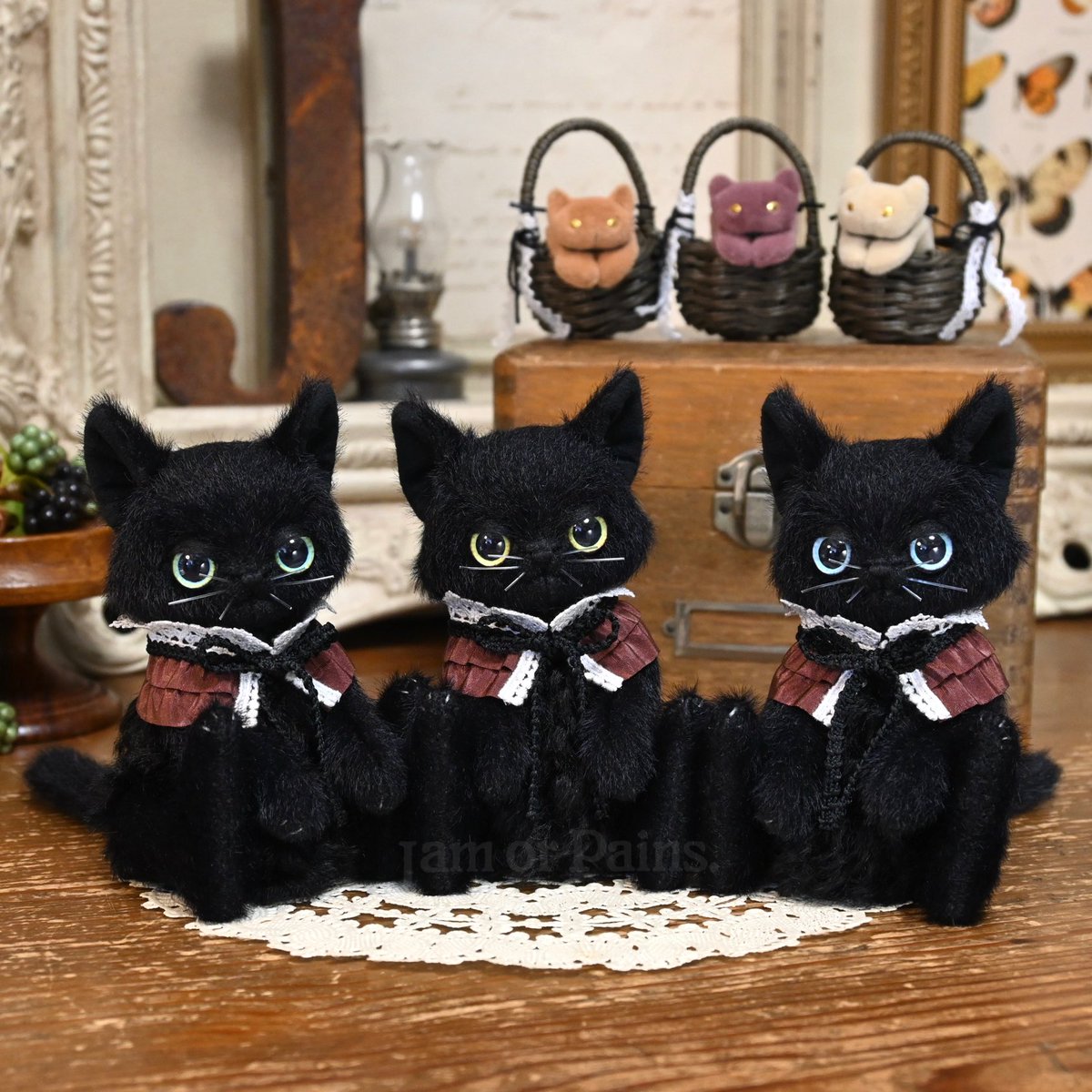 JamorPains's tweet photo. 黒猫ちゃんたち、お揃いのショコラカラーのレース襟でおめかし🎀✨
お供のミニ猫も秋らしいお色にしてみました🎃🍠🌰 https://t.co/Z0DOYVR8ch