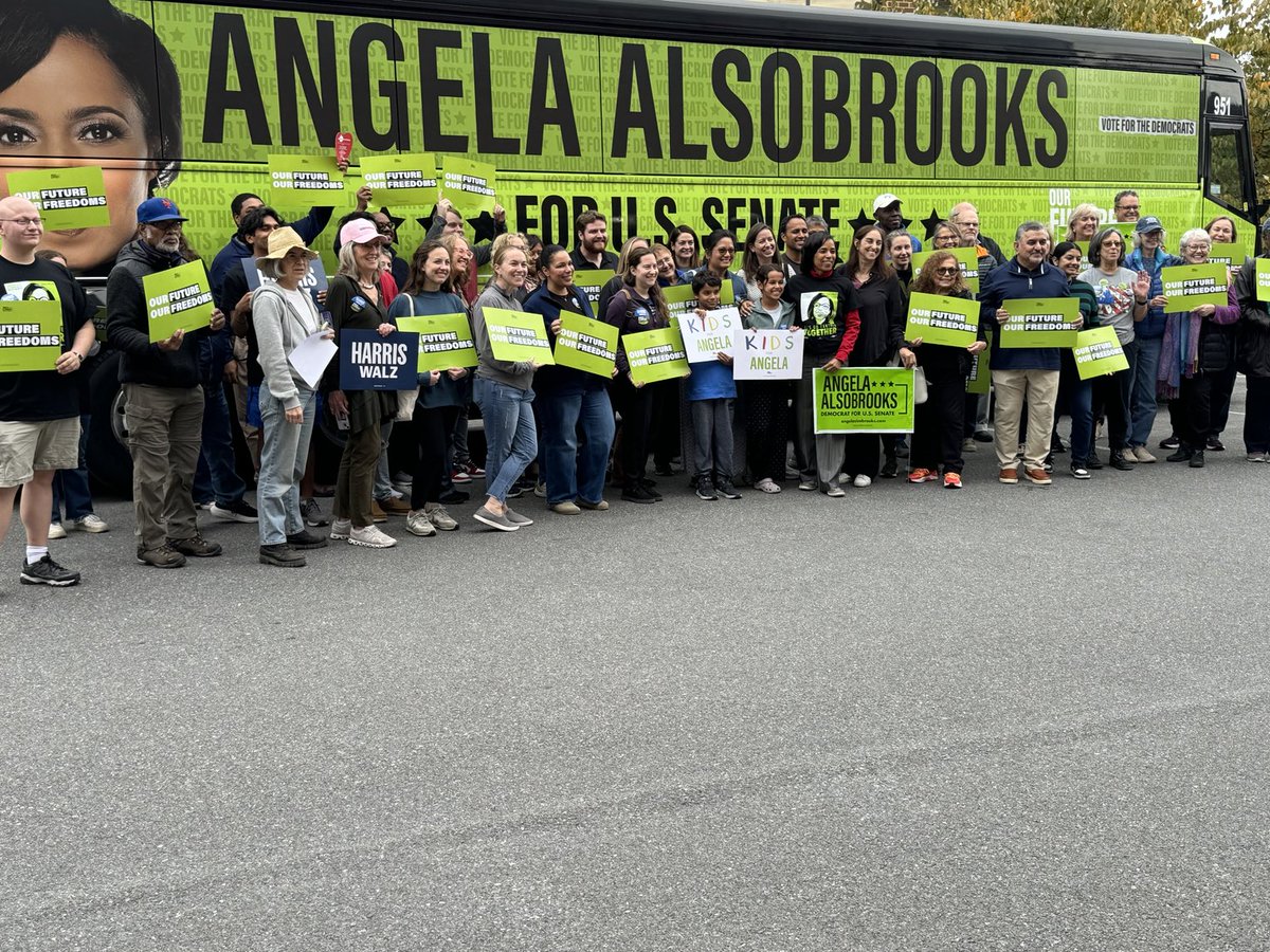 JohannaBerkson's tweet photo. I just came for the bus @AlsobrooksForMD, esp once I saw who was driving it!! Now I KNOW we are headed in the right direction. #allinforangela #teamalsobrooks #voteblue (wear green). https://t.co/Qi22zNOwKz