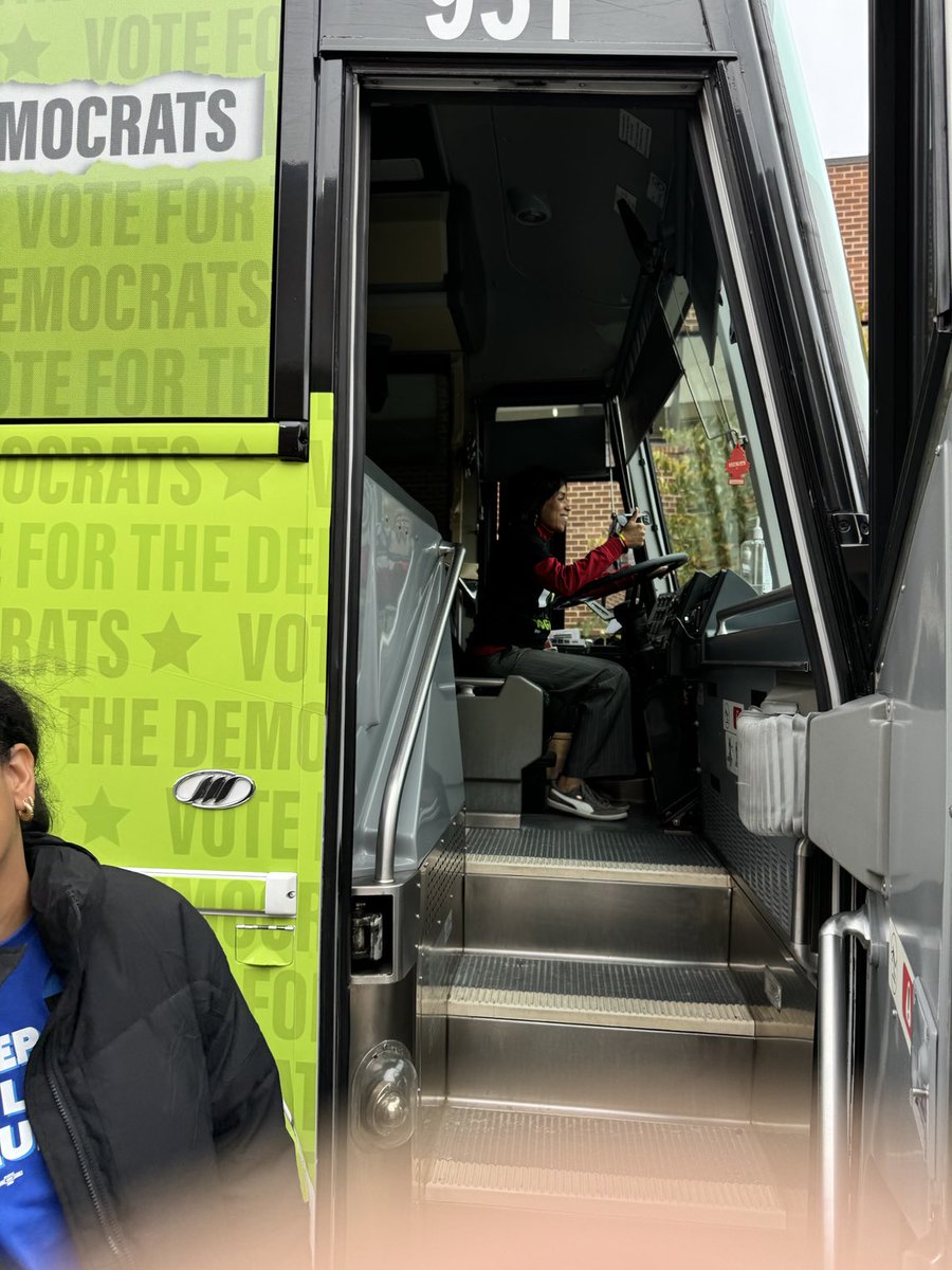JohannaBerkson's tweet photo. I just came for the bus @AlsobrooksForMD, esp once I saw who was driving it!! Now I KNOW we are headed in the right direction. #allinforangela #teamalsobrooks #voteblue (wear green). https://t.co/Qi22zNOwKz