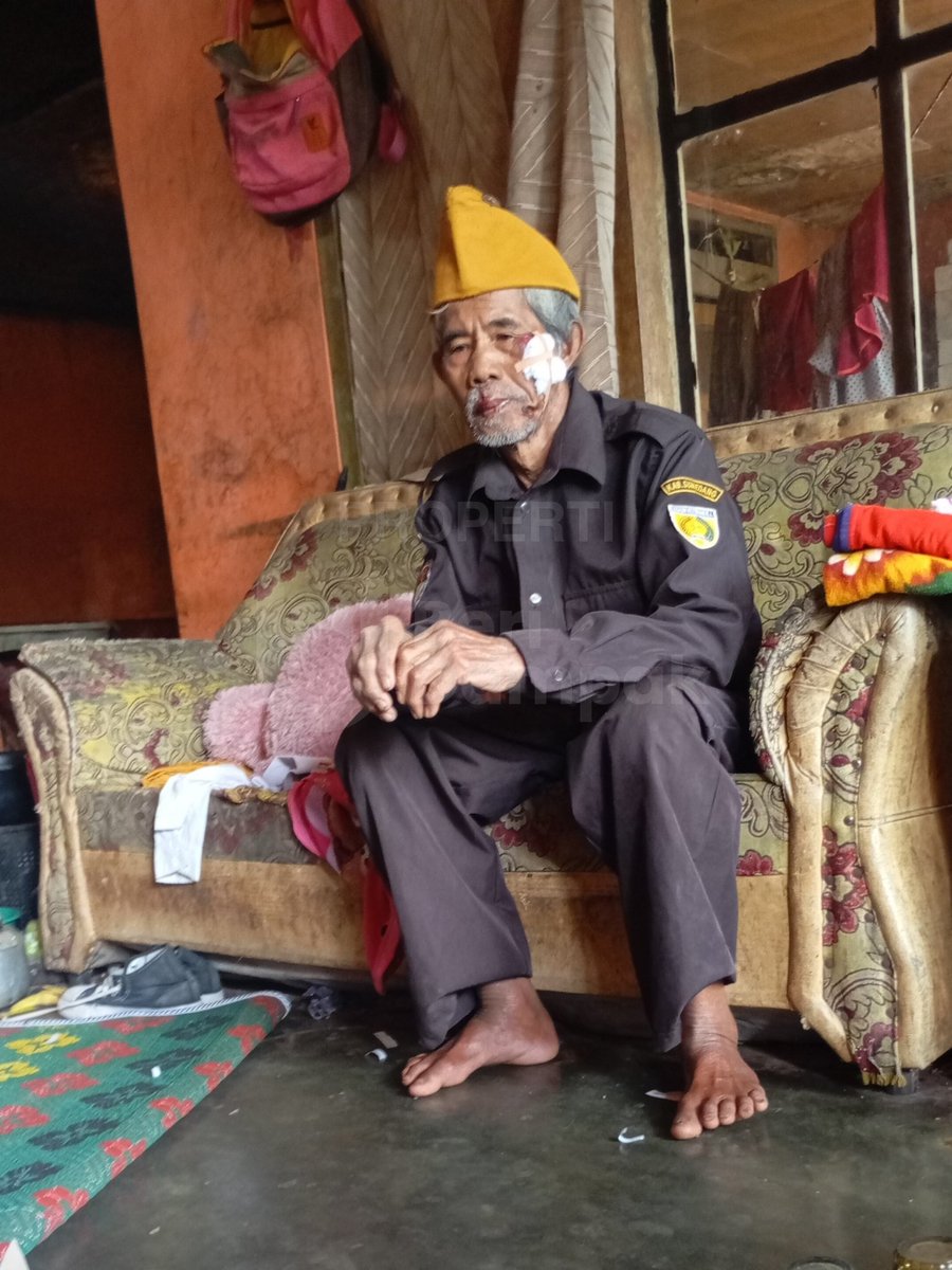 berinspirasi_bd's tweet photo. Indonesia udah merdeka, tapi nggak dengan tentara veteran ini. 

Dulu perang lawan ratusan peluru penjajah, sekarang hidup sengsara. Cuman jadi buruh kebun, nahan sakit di sekujur tubuh dan tinggal di gubuk hampir roboh. https://t.co/l1E5ckWXeD
