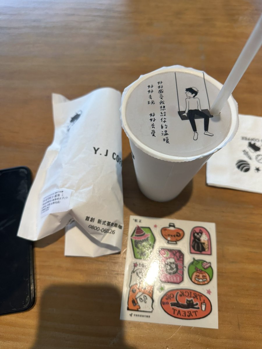 下雨好冷🥶冷吱吱(｡ ́︿ ̀｡)

注意保暖哦(＞人＜;)

狗狗早上睡過頭 穿一件短袖薄外套就出門

騎車車好冷(;´༎ຶД༎ຶ`)

這個好好吃 裡面是鮭魚🤤

好好感受我想給你的溫暖🤔

溫暖呢 在哪裡！ https://t.co/M9rtX5zcxv