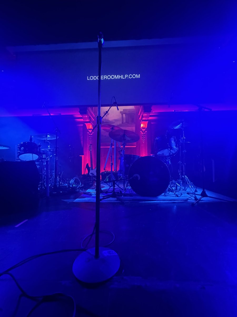violetsunflowr's tweet photo. front and center for the last show @HeyViolet https://t.co/P8qxLKgqsy