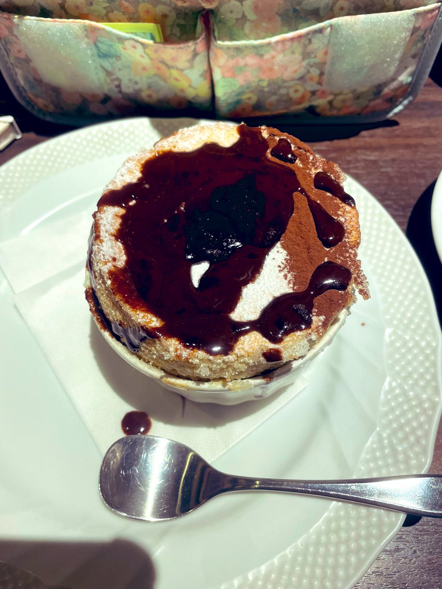 worm_hands358's tweet photo. 熱々のふわトロ釜焼きバニラスフレ🤎
生チョコソースをかけていただきます♪
この季節と気分にほっこり寄り添ってくれる優しい甘さ☺️
しばし…調べものしたり手帳を愛でたり
過ごします☕️✨✨
#星乃珈琲 #stappo https://t.co/aUAOugIVFh