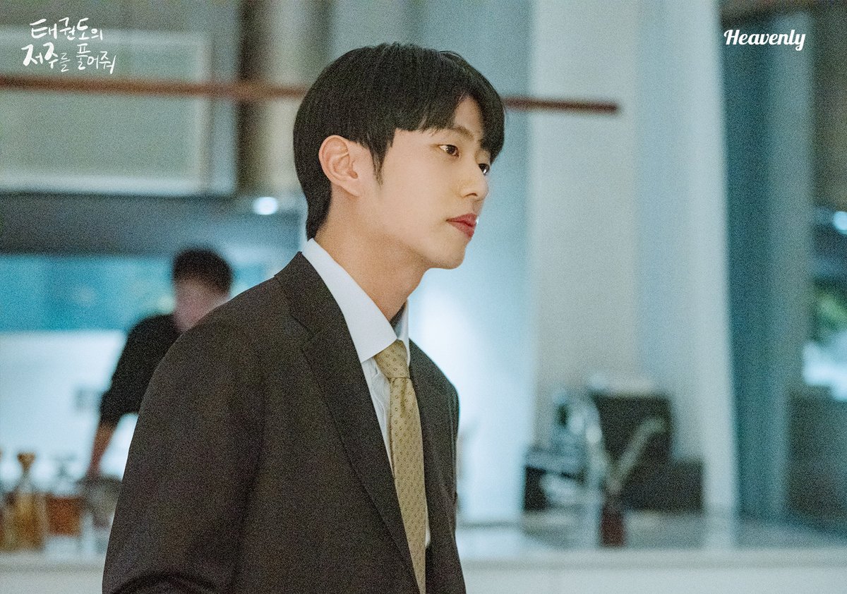 heavenly_pick's tweet photo. 🚨헤븐리 신작🚨
【태권도의 저주를 풀어줘】

불편한 삼자대면에서 드러나는
12년 동안 변하지 않은 것과 변해버린 것 ❄️

#태저풀 이번주 목요일 5~6화 단독 공개!
🔗 https://t.co/Ar5Yc2hxLB

 #태권도의저주를풀어줘 #LetFreetheCurseofTaekwondo #김누림 #이선 #장연우 https://t.co/bIsDTJ3iHC