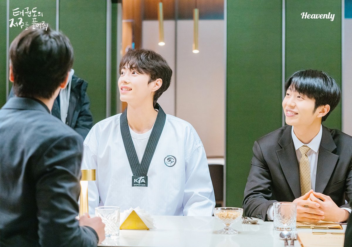 heavenly_pick's tweet photo. 🚨헤븐리 신작🚨
【태권도의 저주를 풀어줘】

불편한 삼자대면에서 드러나는
12년 동안 변하지 않은 것과 변해버린 것 ❄️

#태저풀 이번주 목요일 5~6화 단독 공개!
🔗 https://t.co/Ar5Yc2hxLB

 #태권도의저주를풀어줘 #LetFreetheCurseofTaekwondo #김누림 #이선 #장연우 https://t.co/bIsDTJ3iHC