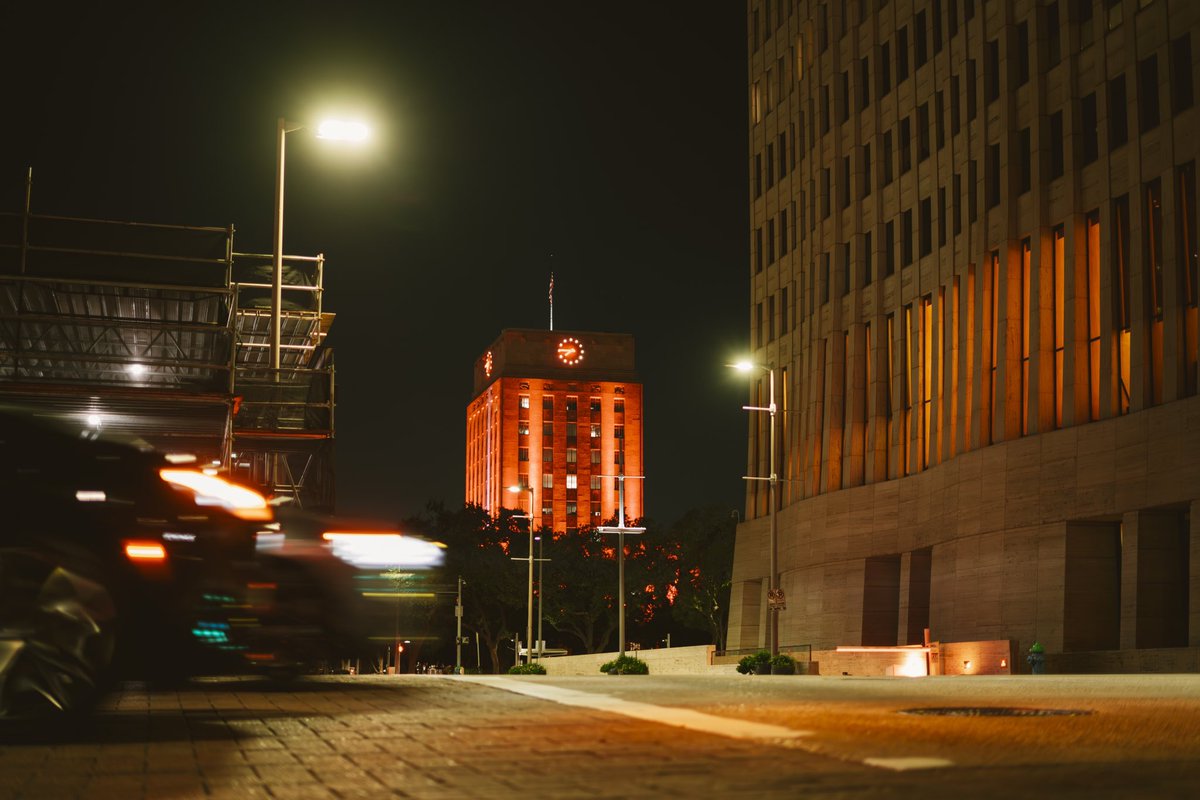 HoustonDynamo's tweet photo. Lighting up the city orange for Playoffs 🤘🧡

#Grind2Shine https://t.co/4YpgbiseMC