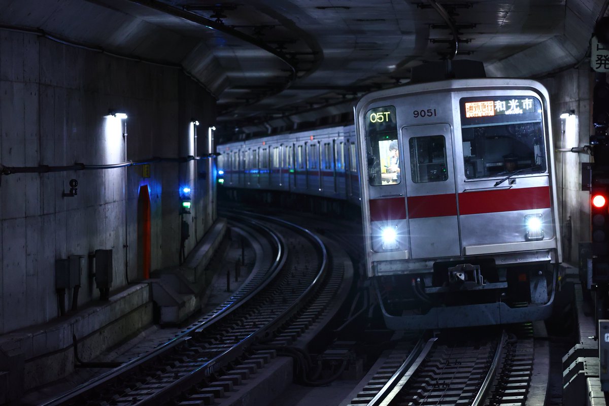 Tojo9051's tweet photo. 9152Fから遅れること1ヶ月、遂に9151Fにも落成30周年の時がやってきた。 長い30年間の道中、何度故障を起こしてもその度立ち直り本線上に戻ってきた。その姿からは、この車両の力強さ、整備に携わる人々からの熱意が伝わってくる。50番違いの異端車が去った今、いよいよ9151Fにも世代交代が予告され、 https://t.co/PRctzLztlA