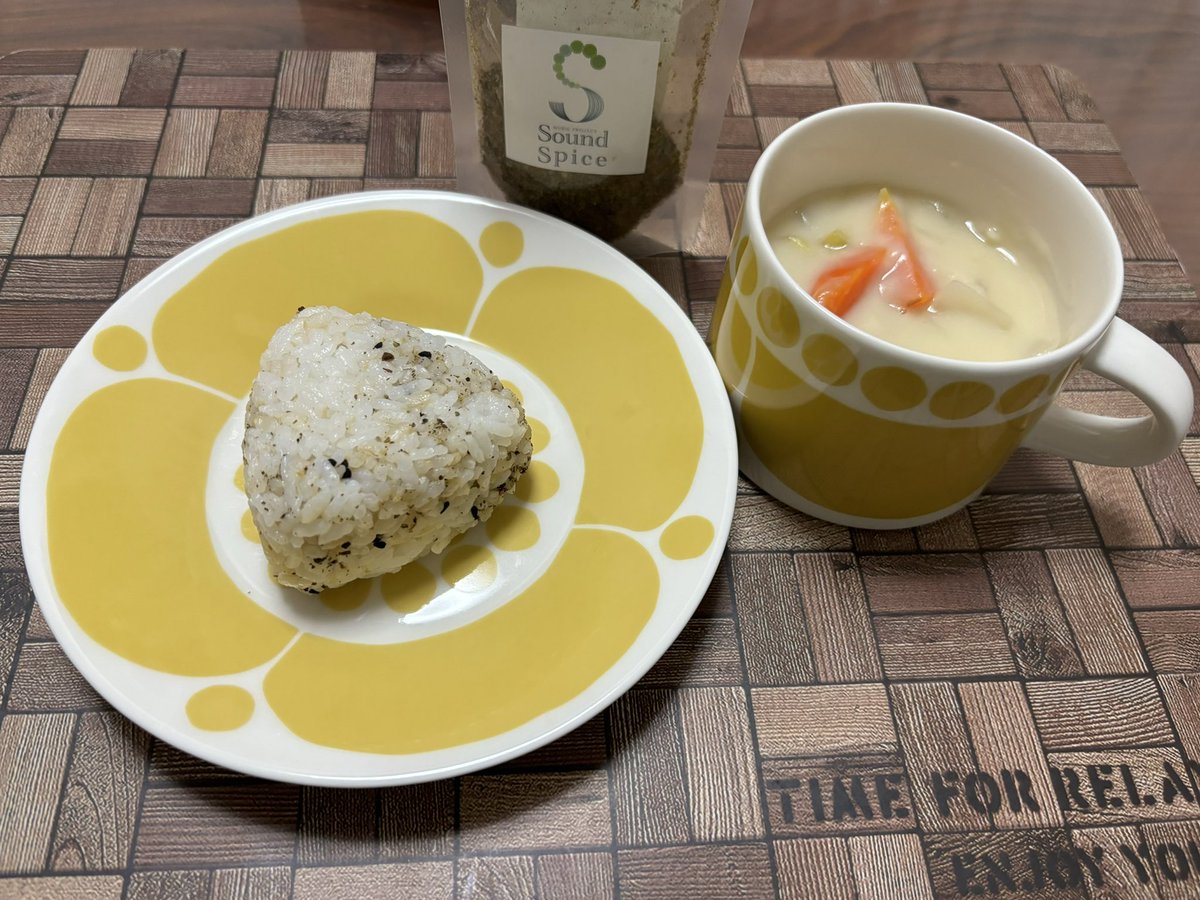 sayu21528588's tweet photo. #OnigiriAction
#SoundSpice
ホーリーバジルのスパイスでおにぎり作ってみた🌿
いっそのことシチューをかけても良いかも😋 https://t.co/2UXKuEsZJQ