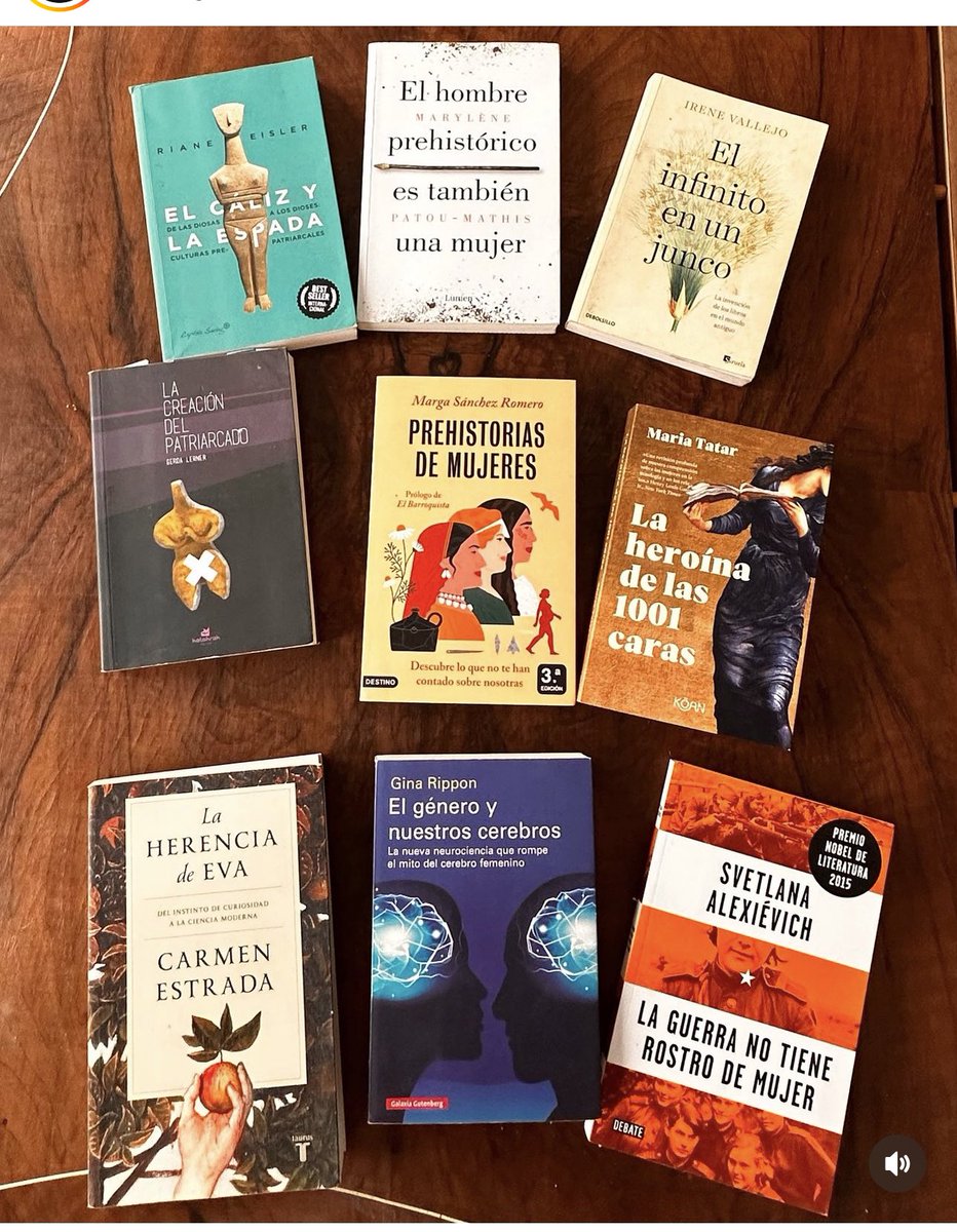 florfreijoo's tweet photo. Estos libros son los libros fundamentales para entender la antropología, la ciencia y la Historia (como disciplina) desde una perspectiva que rompa con el sentido común sexista en el que hemos sido educadas o educados. Si sos profesional de campos como la antropología, arqueología, neurociencia, Historia, sociología, ciencia política, ciencias jurídicas, etc, creo que son libros obligatorios. Me tomo el trabajo de subirlos porque sencillamente necesito que los usen como fuente y sobre todo que se incorporen a las curriculares obsoletas de planes de estudio arcaicos. En las escuelas seguimos viendo la imagen del mono que deviene en un hombre que camina en dos pies. Es el arquetipo del hombre cazador como evolución. La evolución la dieron los cuidados, la punta de flecha no marca el carácter civjlizatorio y de dominio de la naturaleza. Es mucho lo que hay que reconstruir en torno a cómo observamos y nos acercamos al mundo. Las narraciones, la palabra, lo simbólico, fue mutando en un sentido que hoy damos como único “La historia siempre fue así”. 7 millones de años de ancestros humanos, 300.000 mil años de Homo Sapiens ¿qué nos hace pensar que el mundo fue siempre así, recortando 7 mil años de historia? (10.000 si tomamos el neolitico). 
*
Amo recorrer los teatros, salas, espacios con el Mito a los Datos. Estos libros han sido y son mi fuente invaluable. Les comparto mi tesoro ❤️ y lo mejor que podemos atesorar: El conocimiento
Ahora les dejo abajo los títulos y los nombres de las autoras para que puedan además buscar videos y conferencias en YouTube, ya que se aprende un montón: 
Infinito en un junco - @irenevallejomoreu 
Prehistoria de mujeres - @marga_sanchez_romero 
La creación del patriarcado - Gerda Lerner
El género de nuestros cerebros - Gina Rippon
El hombre prehistórico es también una mujer - Marylène Patou-Mathis
El cáliz y la espada - Riane Eisler
La guerra no tiene rostro de mujer - Svetlana Alexiévich
La heroína de las mil y una caras - María Tatar 
La herencia de Eva - @carmenestrada