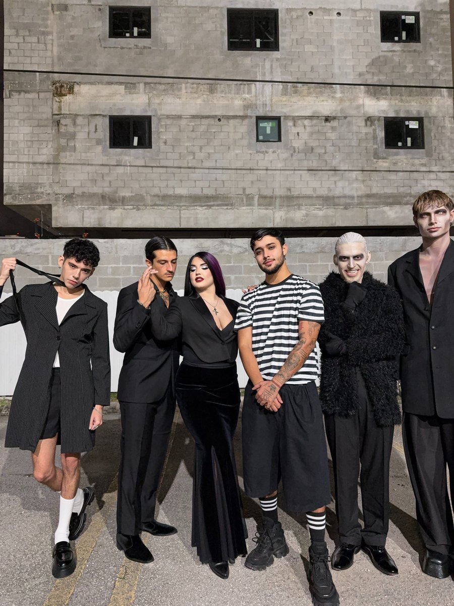 🫰🏽🫰🏽 #AddamsFamily #Halloween