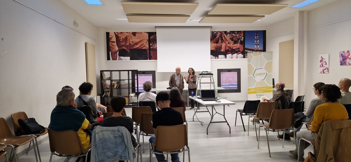 🎬 El pasado 19 de octubre estrenamos AlterNativas en Reus junto a una treintena de personas, incluyendo representantes de diversas iniciativas. ¡Gracias a todas por acompañarnos!

👉 Más información: 
alternativasdocumental.info

#AlterNativas #Documental #Regeneración