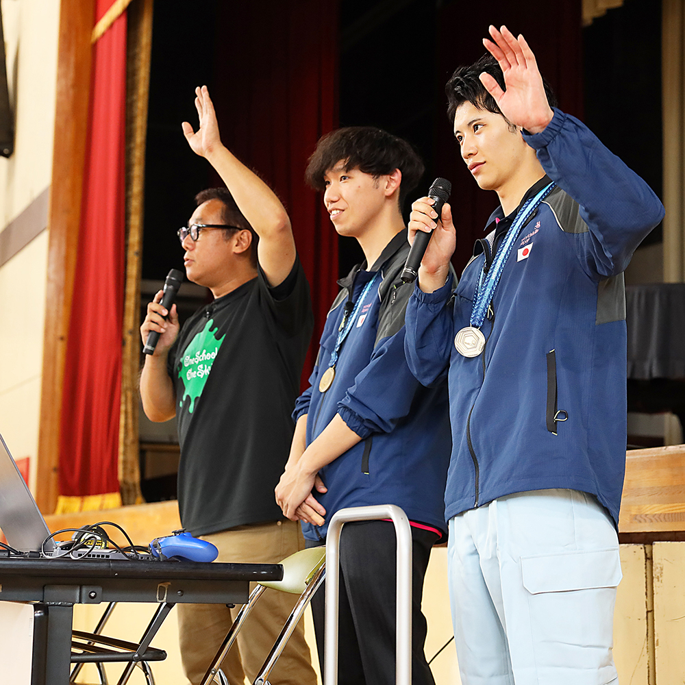 WorldskillsJ's tweet photo. One School One Skill Program!
第47回技能五輪国際大会 #自律移動ロボット へ出場した鳥喰 健太郎 選手と杉本 三弥 選手(株式会社デンソー)が鳥喰 選手の母校(岐阜市立加納中学校)を訪問しました!
#WorldSkills #WorldSkillsJapan #技能五輪国際大会 #WSC2024 #AutonomousMobileRobotics https://t.co/GVDMMgMiPX