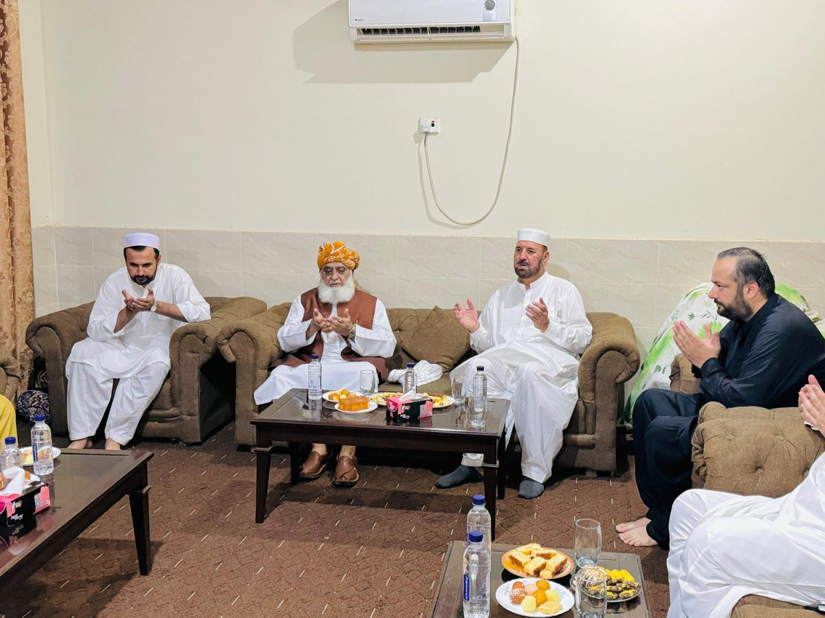 JSM_Force's tweet photo. ڈیرہ اسماعیل خان: میرےقائدجمعیت مولانا فضل الرحمان صاحب کا حاجی شیر افضل خان مروت کے رہائش گاہ آمد 
والدہ مرحومہ کی وفات پر اظہار تعزیت اور فاتحہ خوانی کی ۔ https://t.co/jHV481zT5u
