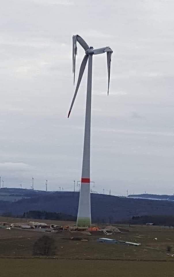 Las baterías no crean electricidad, sino que almacenan electricidad producida en otro lugar, especialmente a través de carbón, uranio, centrales eléctricas naturales o generadores propulsados por diesel. 

Así que la afirmación de que un coche eléctrico es un vehículo con cero
