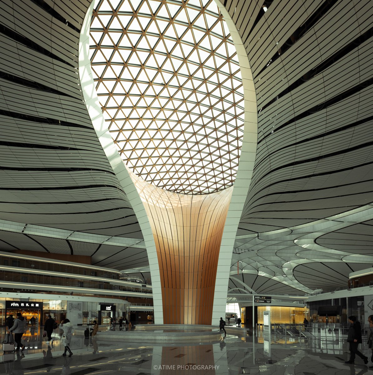 17780507Com's tweet photo. Stepping into Beijing Daxing Airport feels like entering a futuristic world. It's not just a transportation hub but a masterpiece of architectural art.
#BeijingDaxingAirport #ArchitecturalPhotography #ModernDesign #TravelViews #Beijing https://t.co/wfhyDiUCDk