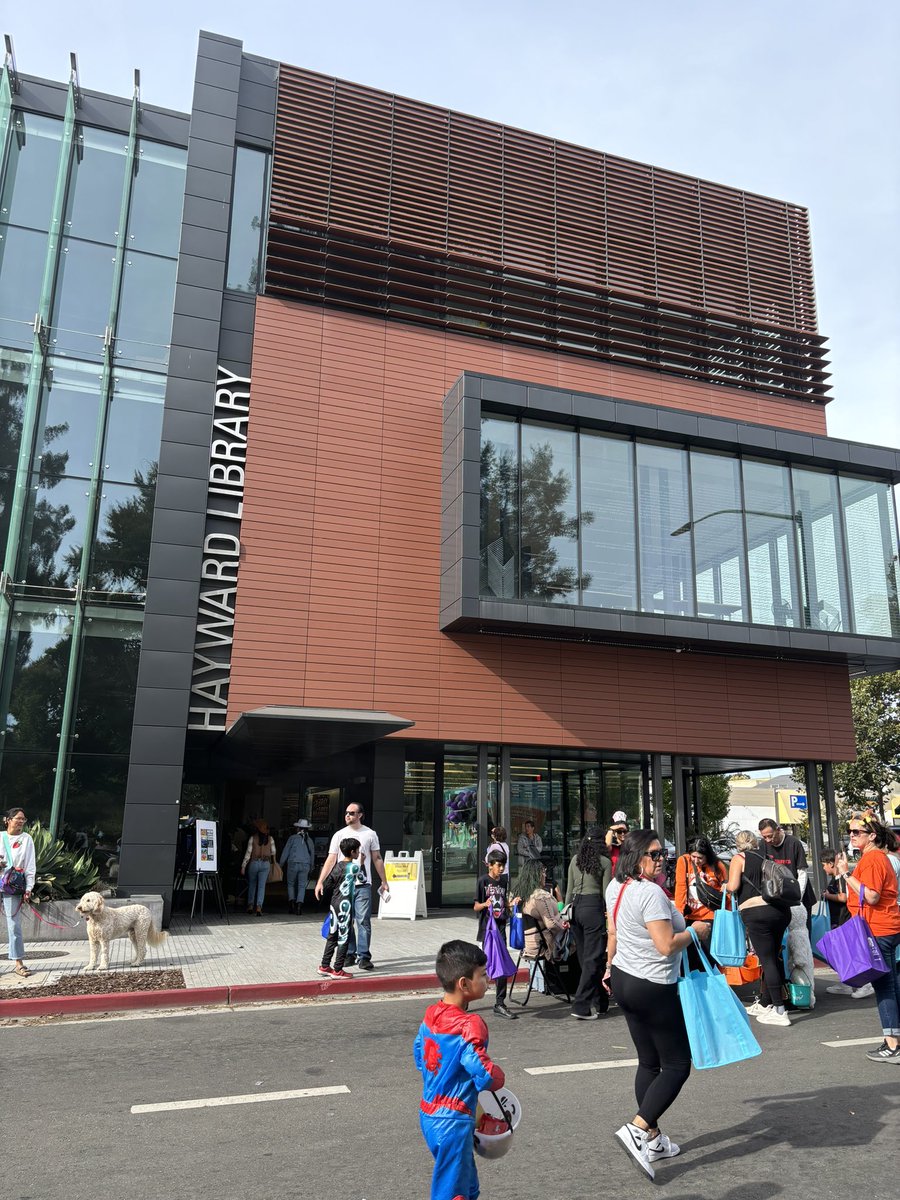 TomFerr83040261's tweet photo. Yesterday, Heritage Plaza hosted a fantastic trunk-or-treat event. Everyone was having a fantastic time.
Thank you, Hayward/ Hayward Library, for organizing such a great event.
Special thanks to HFD HPD H.A.R.D https://t.co/4YDByPEbMW