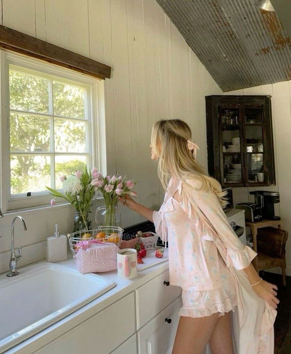blushingdior's tweet photo. Slow mornings at home https://t.co/GZKZwnUYpg