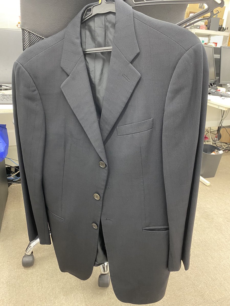 ftakron's tweet photo. 月曜日恨みながら職場来たらなんかBOSSがアルマーニくれた
そんなことあんの
今週も頑張れそうな気がする https://t.co/bDSz7bzrBc
