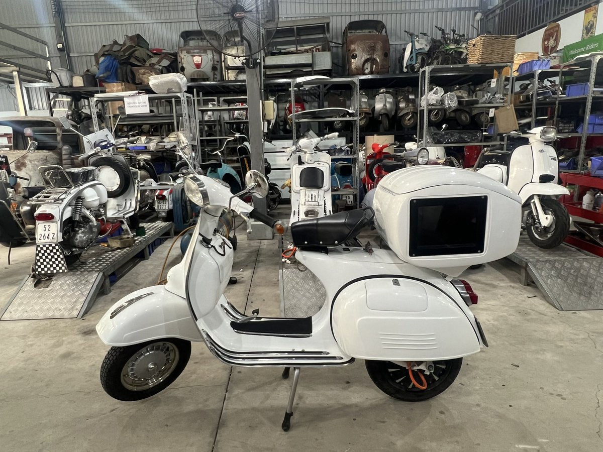 SSCvietnam's tweet photo. The all new SSC vintage VTronic™️ delivery e-Scoot. Classic Italian with a modern twist #Vtronic #Vespa #72v4000w #Delivery #Shipping #EV #LastMile https://t.co/lOmuDNre3E
