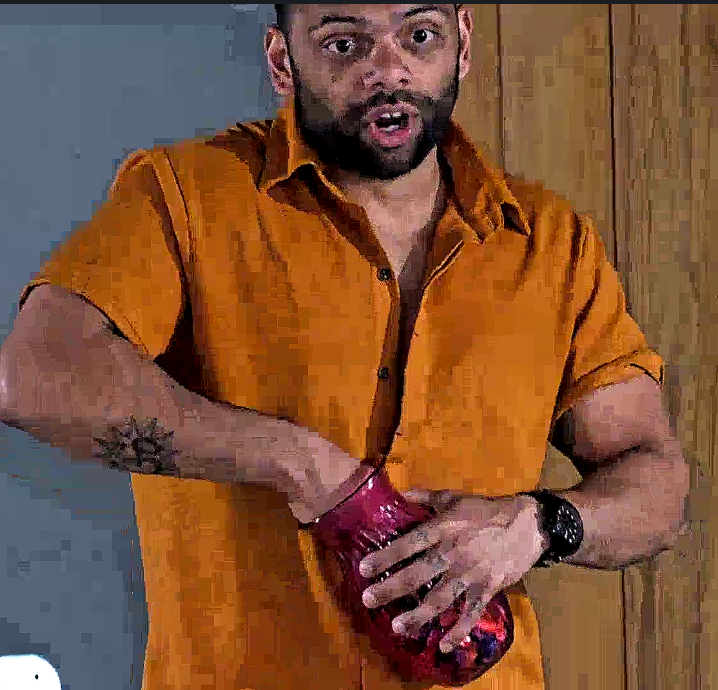 Lil_Blumpkin's tweet photo. Indian man puts bare hands all over your candy. What do you do?
#BB27 #fishtanklive #simball https://t.co/NPWR9UCRxI