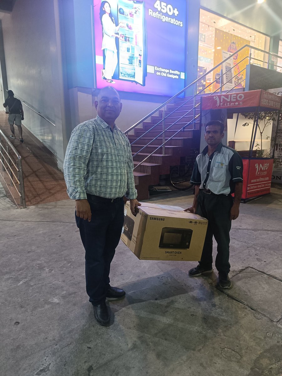 vijeshmohan1's tweet photo. Bought a microwave from @cromaretail, but despite having at least 50 employees in the showroom, had to carry it to the car myself with only a peon to help. Is this the customer experience we’re expected to accept? Disappointed. @TataCompanies @TataCares #CustomerService #DoBetter https://t.co/NVAnLK6ScO