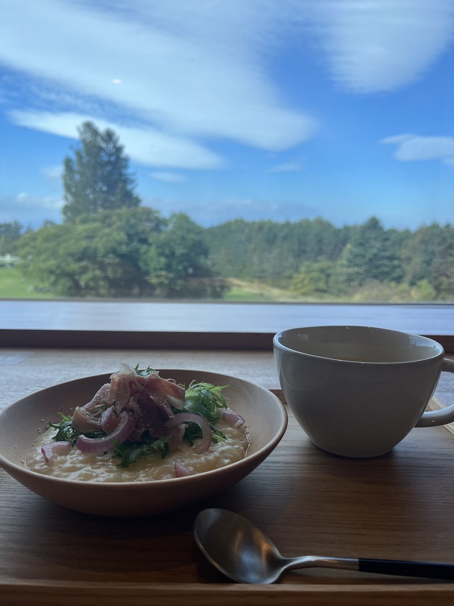 f__yogurt's tweet photo. こんにちは。
10月11月の平日はヨーグルトリゾットランチやってます。
本日のスープは熱々ミネストローネ!
トマト、玉ねぎ、にんじんなどのお野菜たっぷりベーコンも入って旨味がギュッとつまったミネストローネでカラダも温まりますよ♪

#Fヨーグルト
#お米は新十津川産ななつぼし https://t.co/ZfejcGA09s