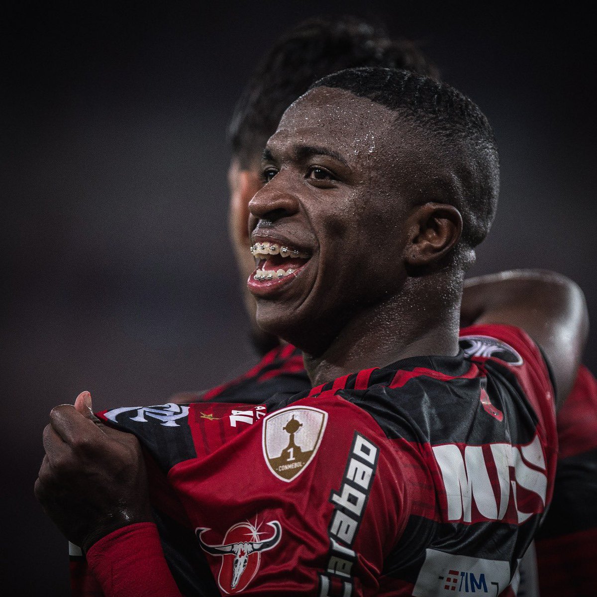 Dia 28 de Outubro.

Dia do Flamenguista. Dia do Vini Jr.

Do NINHO para o MUNDO. 
Do RIO DE JANEIRO para MADRI.

De São Gonçalo para a Bola de Ouro… 

O destino não fracassa, 28/10 é o seu dia em dobro, Vini! Você venceu várias e várias vezes e vencerá novamente.

NOSSO🥇🇧🇷🔴⚫️