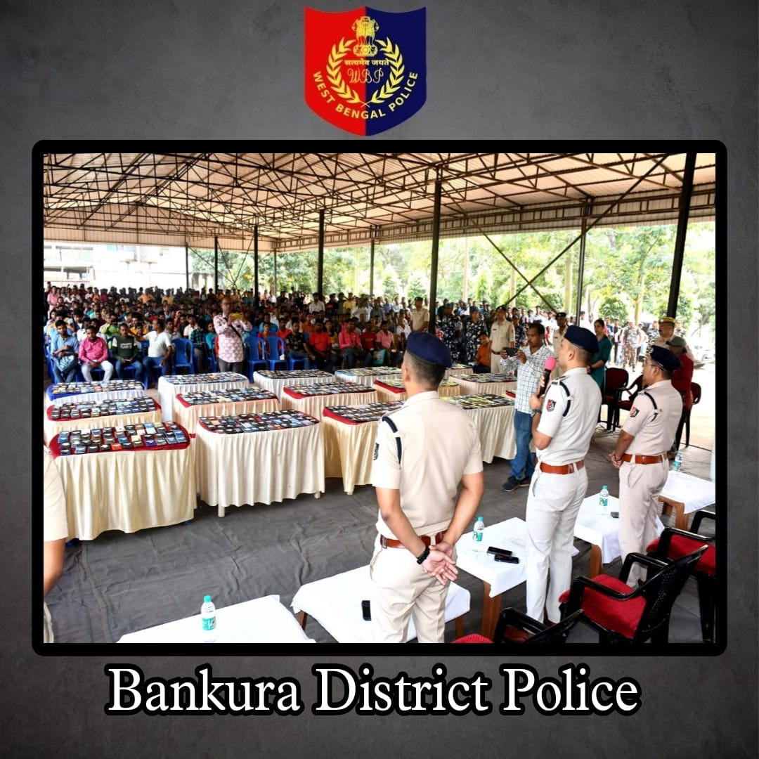 WBPolice's tweet photo. হারানো ফোন ফিরে পাওয়া 

চুরি যাওয়া বা হারিয়ে ফেলা মোবাইল ফোন উদ্ধারের বিষয়ে রাজ্যের বিভিন্ন জেলার থানার পুলিশ কর্মীরা ,গোয়েন্দা দফতর এবং সাইবার থানাগুলি সক্রিয় থাকে বছরভর। সব ফোন যে উদ্ধার করে ফিরিয়ে দিতে পারি, এমন নয়। কিন্তু চেষ্টা থাকে আন্তরিক। ফলও মেলে পরিশ্রমের। উদ্ধার করতে পারলে ফোনের মালিককে ফোন ফিরিয়ে দিই আমরা যত দ্রুত সম্ভব। গত কয়েক দিনে উদ্ধার হয়েছে কয়েক হাজার ফোন। যা তুলে দেওয়া হয়েছে ফোনের মালিকের হাতে। রইল তার কিছু মূহুর্তের ছবি।
