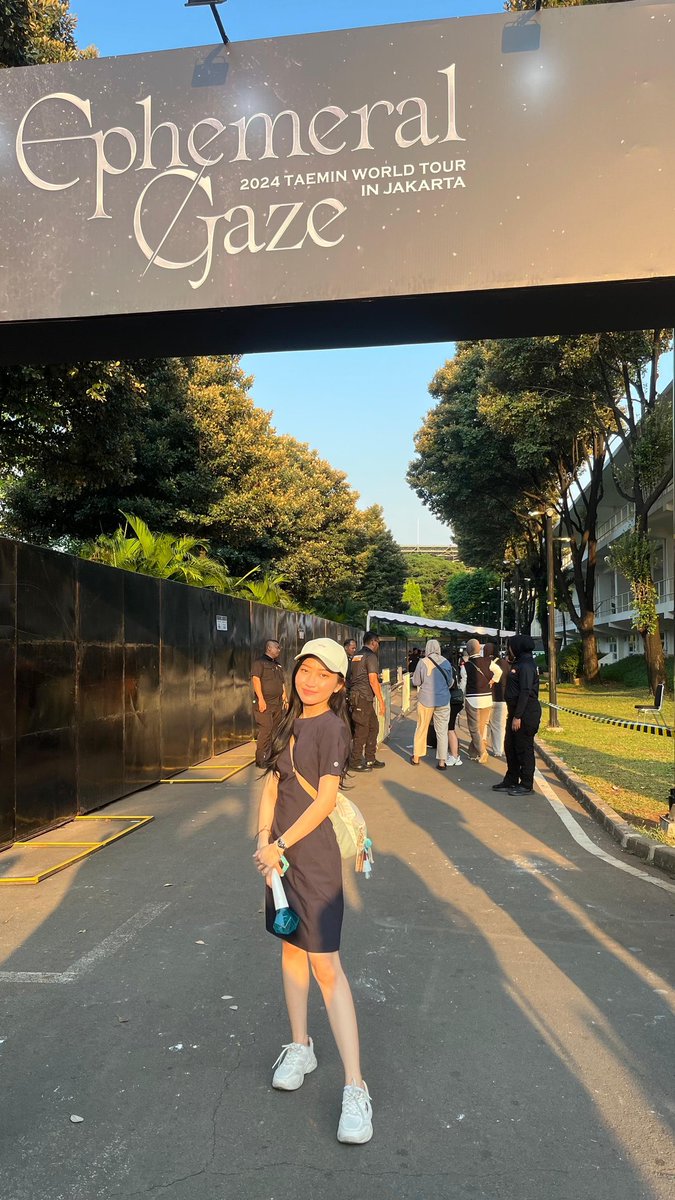 taemiway's tweet photo. After waiting for years finally can watched taemni's solo concert!!!! Thankyou so much koh @lix_lee007 for giving me a change to meet taemni again🥹💝 https://t.co/CF8lqsVQyI